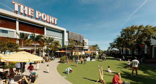 Los centros comerciales de Los Ángeles innovan con áreas verdes para el esparcimiento infantil